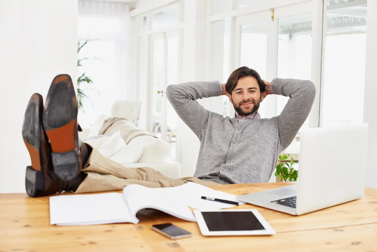 Autónomo trabajando con asesoramiento contable